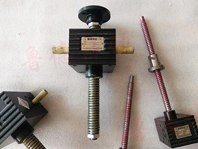 <strong>丝杆升降机</strong>