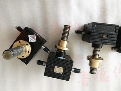 <strong>蜗轮丝杆升降机</strong>